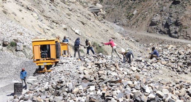 Migrant workers in the mountains of Himachal Pradesh face a high risk from landslides and rock falls. (Photo by Abhijit Mohanty)