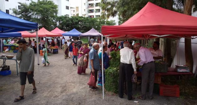 People find it convenient to buy vegetables at the weekly farmers’ markets in Pune. (Photo by Ajit Kanitkar)