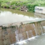 The continuous contour trench in Ansarwada, built under the SAGY scheme. (Photo by Vijay Suryavanshi)