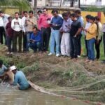 Participants at an inland fish-farming workshop watch a demonstration. (Photo by Hiren Kumar Bose)