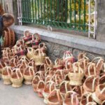 A vendor arranging kangris for sale on a footpath in a Srinagar market. (Photo by Athar Parvaiz)