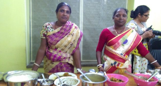 Women organic farmers promoting their produce through a lunch, an innovative marketing approach. (Photo by Dhruba Das Gupta)