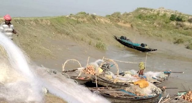Fishermen getting ready to fish hilsa using their country boats, even as the declining fish population affects their livelihood (Photo by Dhruba Das Gupta)