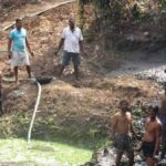 Volunteers cleaning a bavkhal, or traditional water pond, in Bhuigaon village to recharge groundwater and raise the water table (Photo by Hiren Kumar Bose)