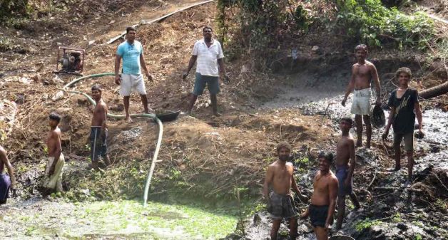 Volunteers cleaning a bavkhal, or traditional water pond, in Bhuigaon village to recharge groundwater and raise the water table (Photo by Hiren Kumar Bose)