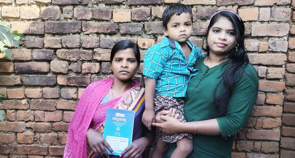 Twitter Girl Deepa Barik with a mother and young son she helped get entitlement through her tweet