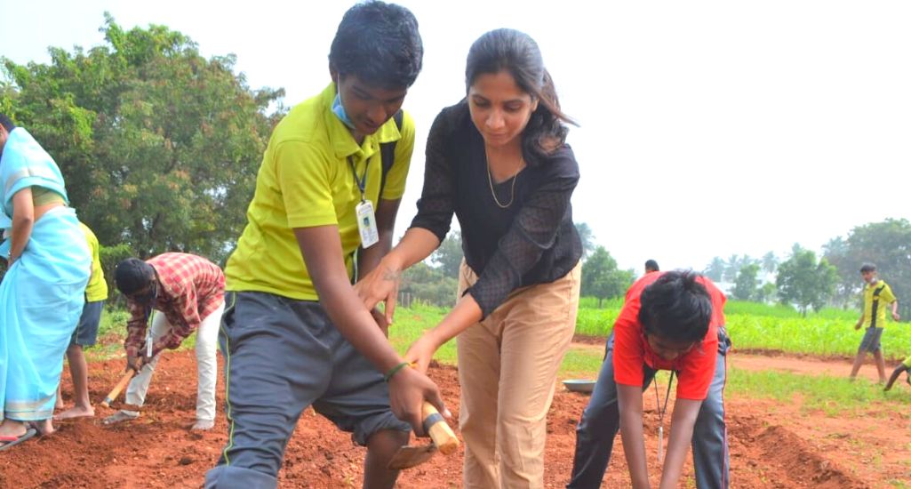 oumya Balasubramaniyam with farmer Eswaramurthy. Photos courtesy HOOGA Seed Keepers Collective